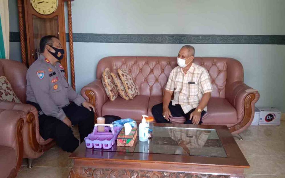 Kasat Binmas Polres Seruyan, Iptu Eko Muji Hartono berbincang bersama Ramses Tundan, Damang Adat Kecamatan Seruyan Hilir dan Seruyan Hilir Timur.