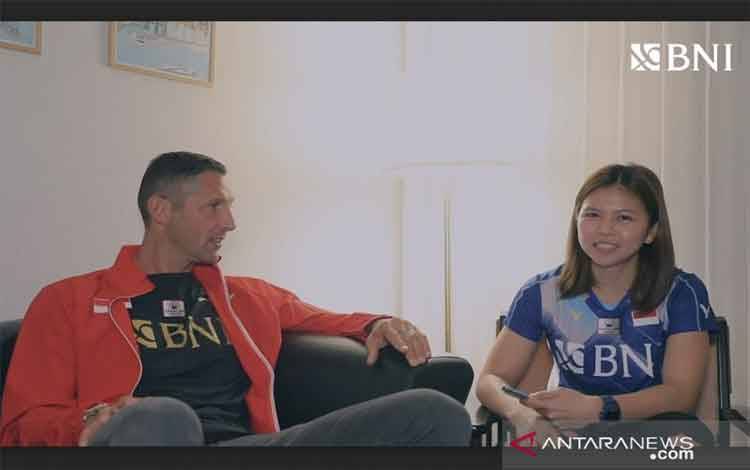 Tangkapan layar mantan pemain tim nasional sepak bola Italia Marco Materazzi (kiri) saat wawancara dengan pebulu tangkis Indonesia Greysia Polii (ANTARA/Shofi Ayudiana)