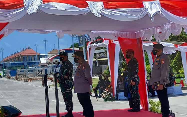 Panglima TNI bersama Kapolri memberikan arahan dalam apel gelar kedatangan wisatawan di Base Ops Lanud Ngurah Rai, Bali, Sabtu (23/10/2021). ANTARA/Ayu Khania Pranisitha/2021
