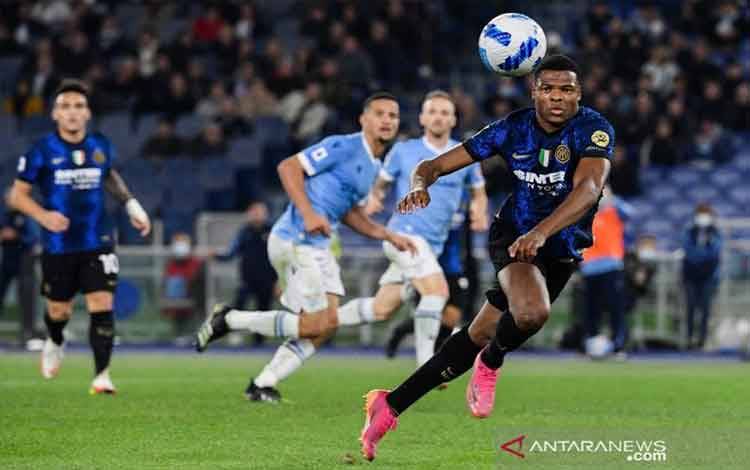 Bek sayap Inter Milan Denzel Dumfries mengejar bola ketika pertandingan melawan Lazio pada ajang Liga Italia di Stadion Olympico, Roma, 16 Oktober 2021.(ANTARA/AFP/FILIPPO MONTEFORTE)