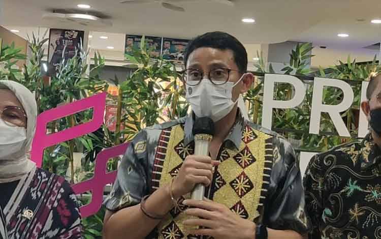 Menteri Pariwisata dan Ekonomi Kreatif (Menparekraf) Sandiaga Uno, saat memberikan keterangan di Bandarlampung, Lampung. Sabtu, (23/10/2021). (ANTARA/Dian Hadiyatna)