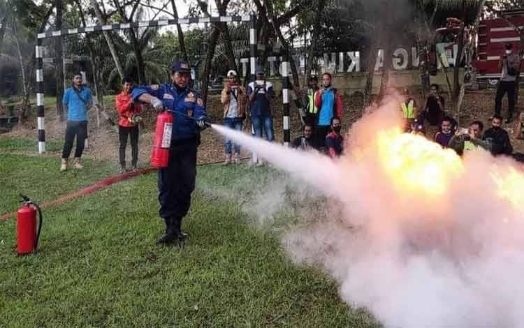Pelatihan penanggulangan kebakaran oleh Damkar Kobar kepada karyawan PT SSMS, Tbk.