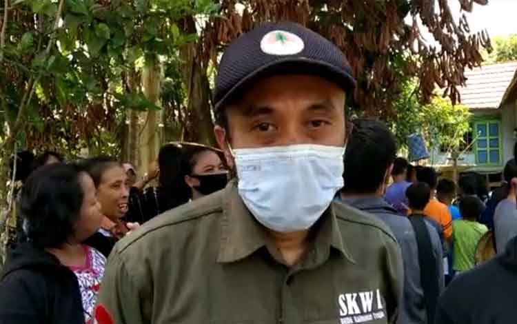 Kasi Wilayah I BKSDA Kalteng, Junaidi Slamet Wibowo mengecek keberadaan buaya di Luwuk Kiri