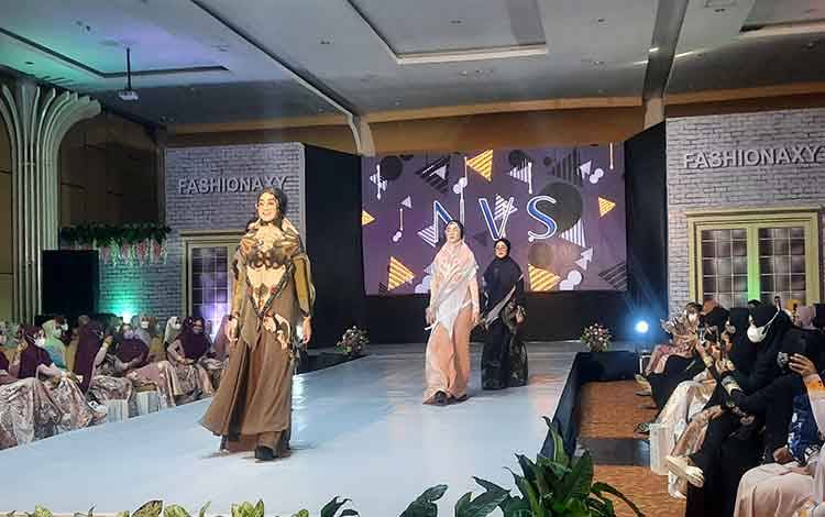 Fashion Show busana muslim karya Lina Sukijo dan Novia Sukijo dalam Road To Fashionaxy 7.0 di Pangkalan Bun.