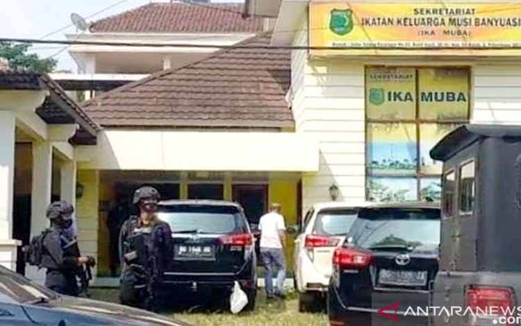 Penyidik Komisi Pemberantasan Korupsi (KPK) menggeledah kantor sekretariat Ikatan Alumni Keluarga Musi Banyuasin di Jalan Talang Kerangga nomor 33, Kelurahan Bukit Kecil, Kecamatan Ilir Barat II, Palembang, Sumatera Selatan, Sabtu (23/10/2021)