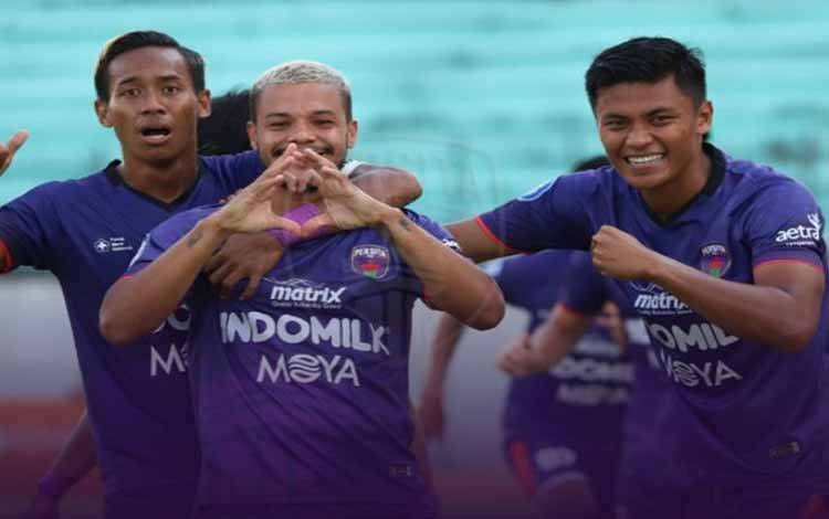 Pemain Persita melalukan selebrasi saat laga kontra Tira Persikabo di Stadion Moch. Soebroto, Magelang, Jawa Tengah, Jumat (22/10/2021). Pertandingan tersebut dimenangi oleh Persita dengan skor 2-1