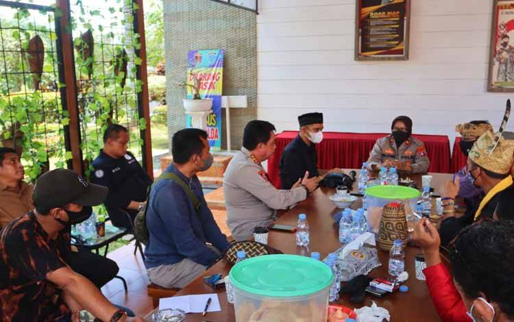 Wakapolda Kalteng Brigjen Ida Oetari Poernamasasi memimpin ramah tamah dengan sejumlah organisasi masyarakat