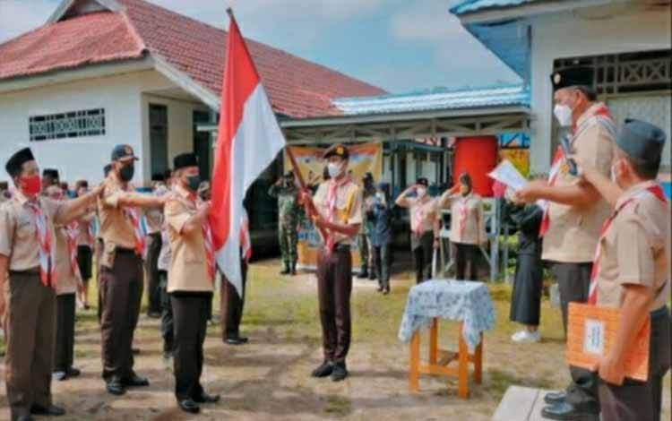 Ketua Kwarcab Pramuka Kapuas, Suwarno Muriyat melantik Ketua dan pengurus Mabiran Kecamatan Basarang