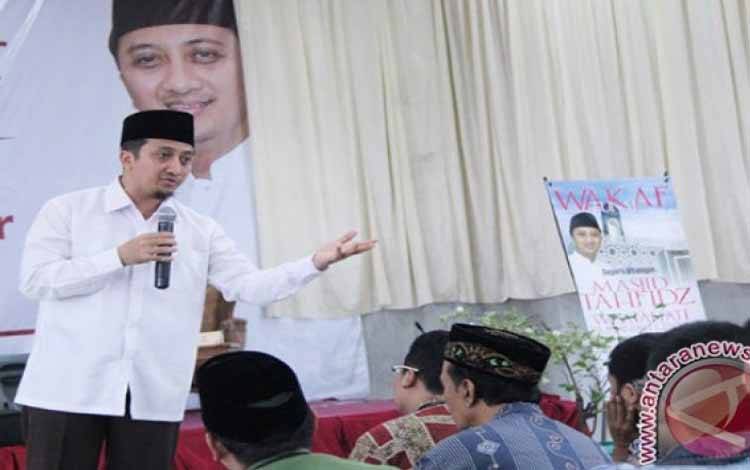 Ustaz Yusuf Mansur saat berceramah di halaman Universitas Surabaya, Tenggilis, Surabaya, Kamis (10/3/2021)