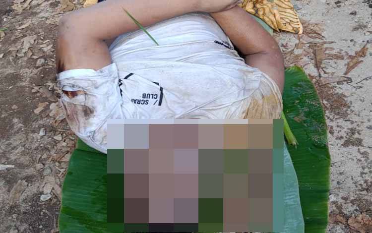 Jasad korban laka tunggal yang ditemukan warga di jalan lintas antara Tewang Kadamba - Luwuk Kiri