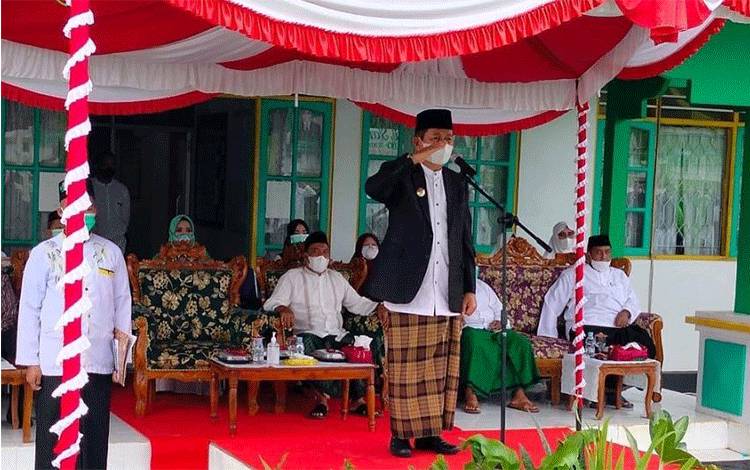 Wakil Bupati Mura Rejikinoor menggunakan sarung ketika memimpin upacara peringatan Hari Santri Nasional.