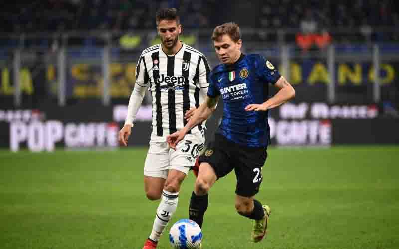Gelandang Juventus Rodrigo Bentancur (kiri) berusaha untuk merebut bola dari pemain Inter Milan Nicolo Barella dalam pertandingan Serie A pada 25 Oktober 2021. (foto : ANTARA/AFP/MARCO BERTORELLO)