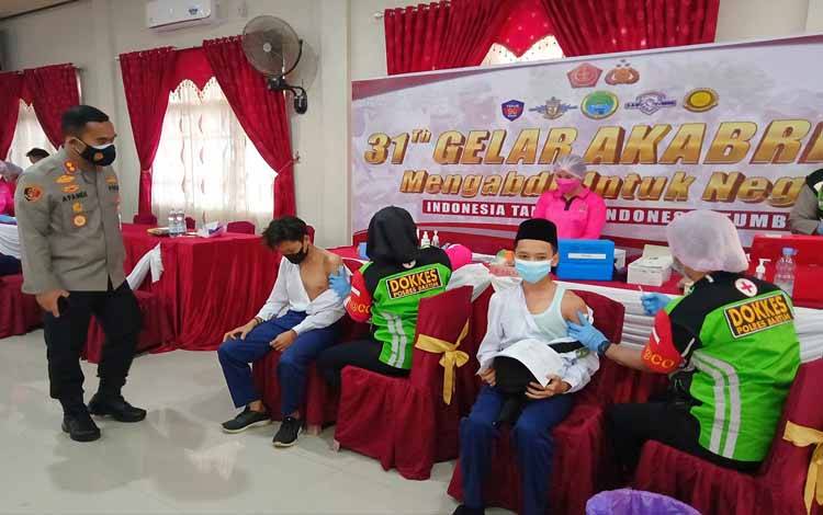 Kapolres Barito Timur AKBP Afandi Eka Putra memantau kegiatan vaksinasi di Aula Wira Satya
