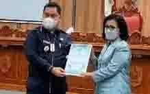 Ketua DPRD Kotawaringin Timur, Rinie Anderson menerima Raperda dari Bupati Kotim H Halikinnor