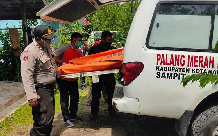Sejumlah relawan PMI dan polisi saat membawa jenazah pria yang ditemukan meninggal dunia.