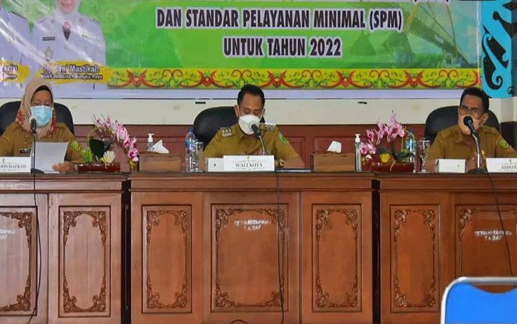 Wali Kota Palangka Raya, Fairid Naparin memimpin rapat LPPD. 