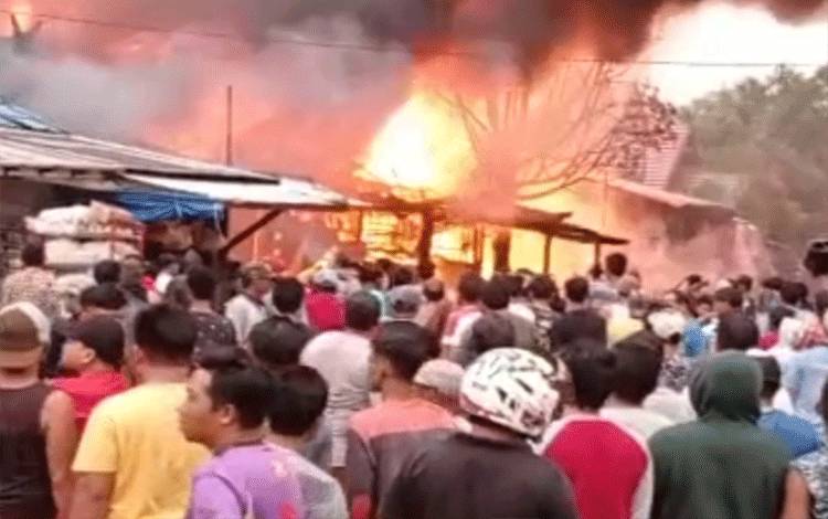 Kebakaran di Desa Samba Danum Kecamatan Katingan Tengah sore tadi menyebabkan sedikitmya 5 bangunan hangus terbakar.