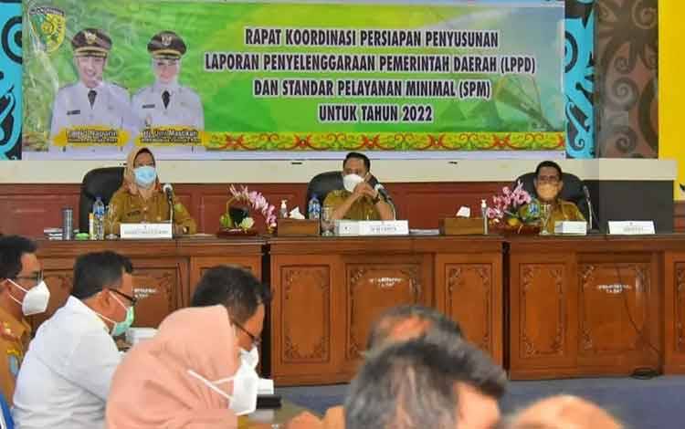 Wali Kota Palangka Raya, Fairid Naparin memimpin rakor LPPD.