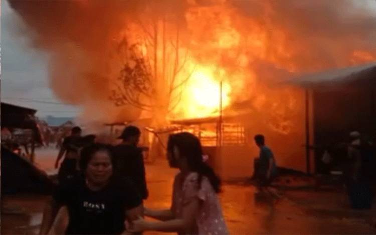 Warga Samba Danum kompleks Pasar Tumbang Samba dikejutkan dengan musibah kebakaran tadi sore.