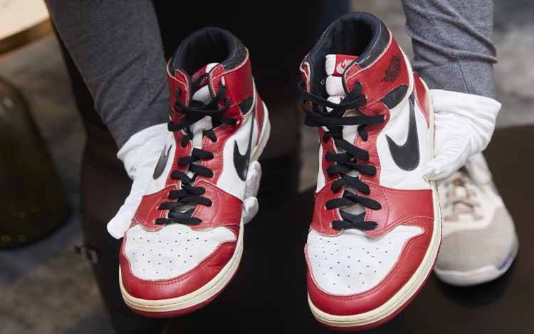 Seorang stadf Sotheby memperlihatkan sepasang sepatu "Air Jordan 1" yang dikenakan mantan bintang NBA Michael Jordan selama musim pertamanyan 1984-1985 bersama Chicago Bulls yang berlangsung di Jenewa, Swiss, 28 April 2021