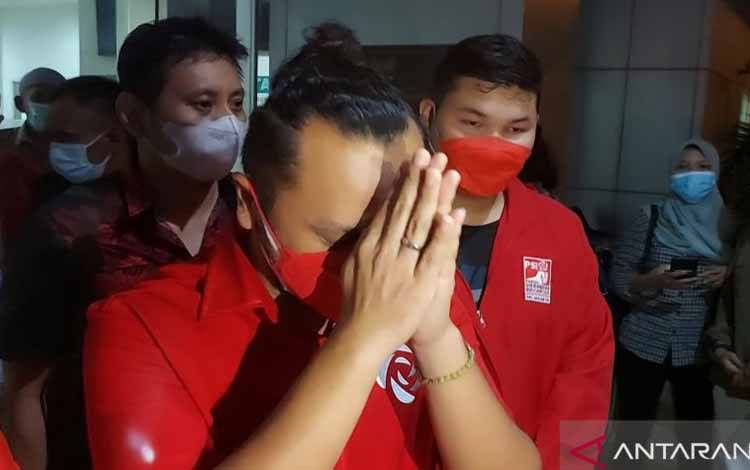 Pelaksana Tugas Ketua Umum Partai Solidaritas Indonesia (PSI) Giring Ganesha meminta maaf karena adanya warga Kampung Beting yang diduga menjadi korban keracunan nasi kotak PSI, di Rumah Sakit Koja, Jakarta Utara, Senin (25/10/2021)
