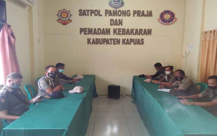 Pegawai Satpol PP dan Damkar Kapuas mengikuti sosialisasi penyusunan DUPAK jabatan fungsional