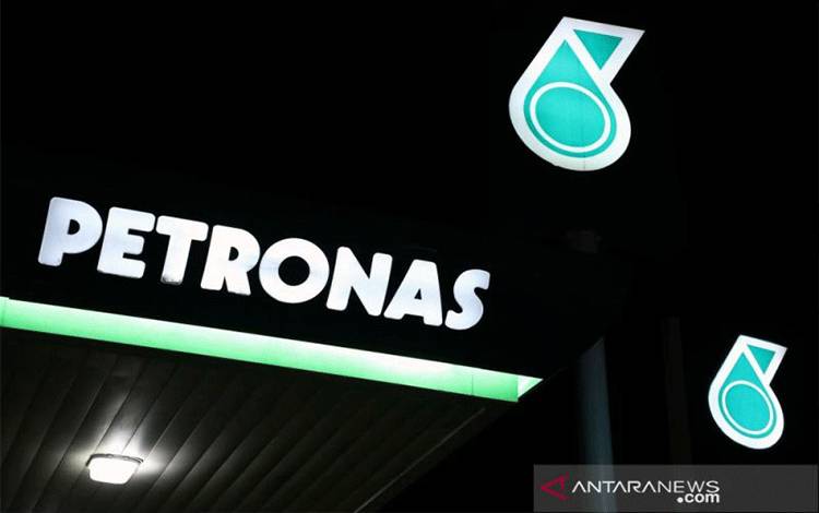 Arsip - Logo Petronas terlihat di sebuah SPBU di Kuala Lumpur, Malaysia, September 2020. (ANTARA/Reuters/as)