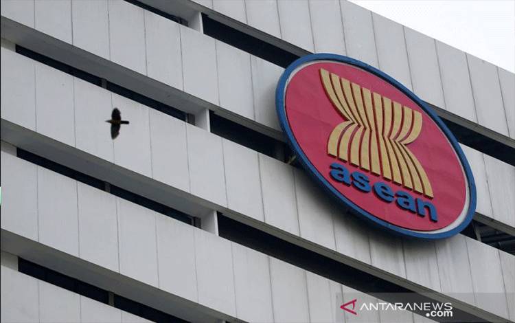 Arsip - Seekor burung terbang di dekat gedung sekretariat Perhimpunan Bangsa-Bangsa Asia Tenggara (ASEAN) jelang pertemuan para pemimpin ASEAN di Jakarta, April 2021. (ANTARA/Reuters/as)