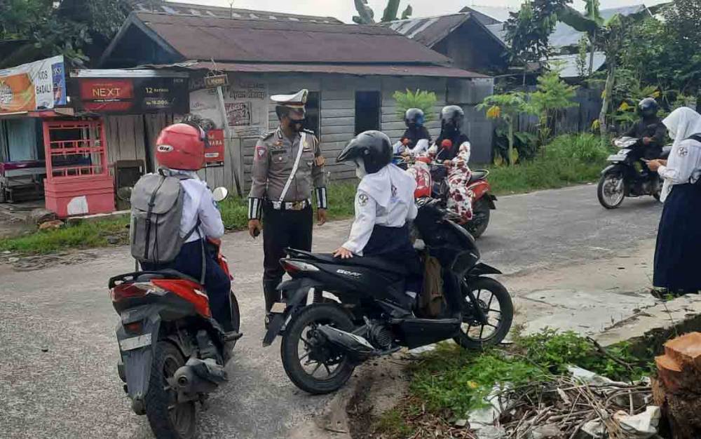 Jajaran Satuan Lalu Lintas Polres Kotim saat menertibkan anak di bawah umur kendarai motor saat berangkat sekolah. 