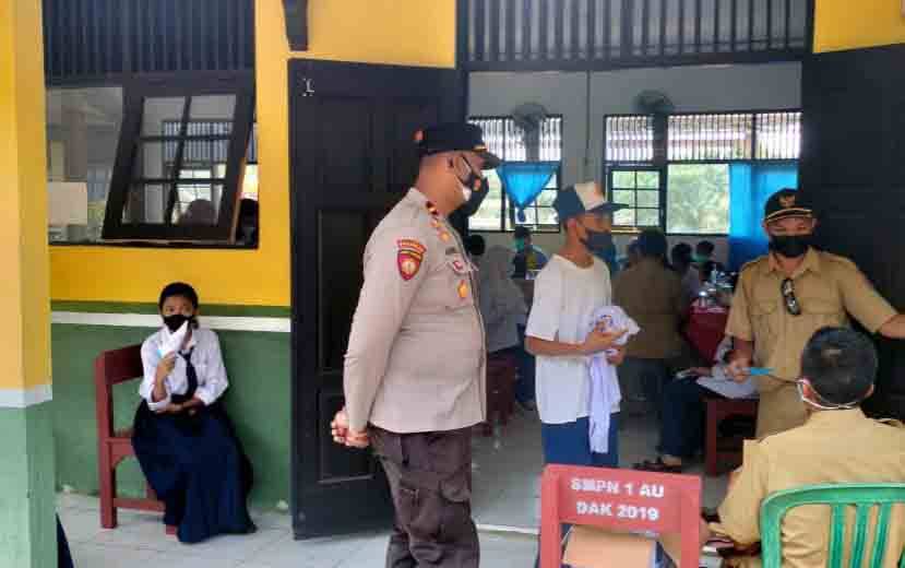Kapolsek Arut Utara Ipda Agung Sugiharto saat meninjau pelaksanaan vaksinasi pelajar Kecamatan Arut Utara.
