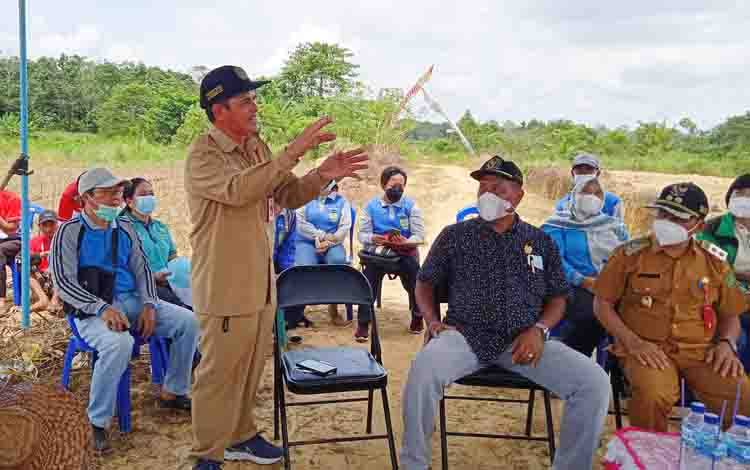 Kepala Dinas Pertanian dan Ketahanan Pangan Barito Timur, Trikorianto saat menyampaikan sambutan sebelum penanaman jagung bersama KWT Bamanja Desa Malintut.