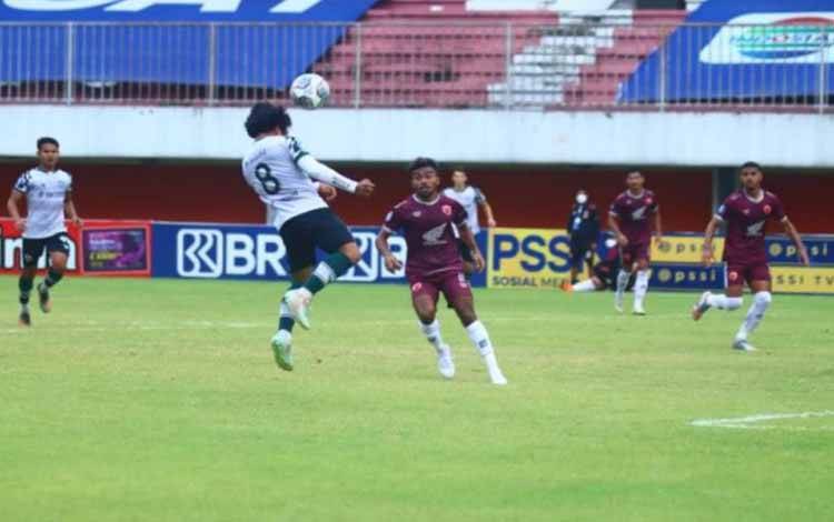 Pemain Persikabo Andre Oktaviansyah (8) menyundul bola saat timnya melawan PSM Makassar di Stadion Maguwoharjo, Sleman, Yogyakarta, Selasa (26/10/2021)