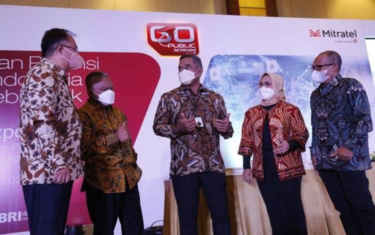 Jajaran direksi Mitratel menggelar jumpa pers penawaran umum perdana saham perseroan di Jakarta