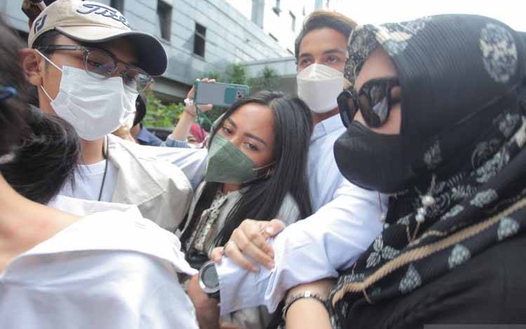 Selebgram Rachel Vennya (tengah) tiba untuk menjalani pemeriksaan di Mapolda Metro Jaya, Jakarta, Kamis (21/10/2021)