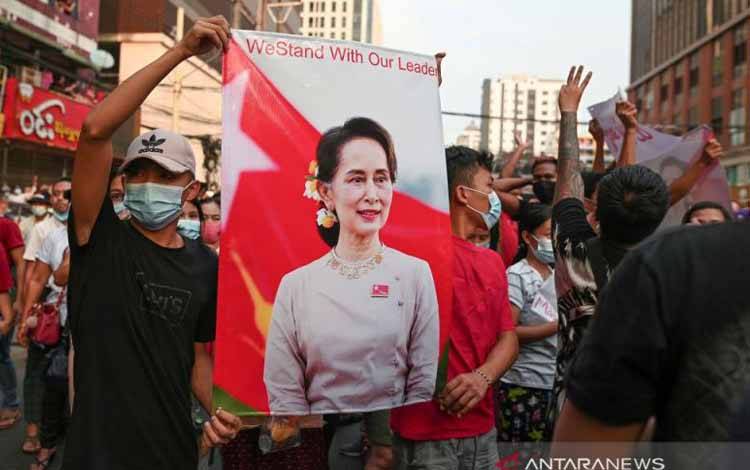Demonstrasi di Yangon memprotes kudeta militer dan menuntut pembebasan Aung San Suu Kyi, Februari 2021