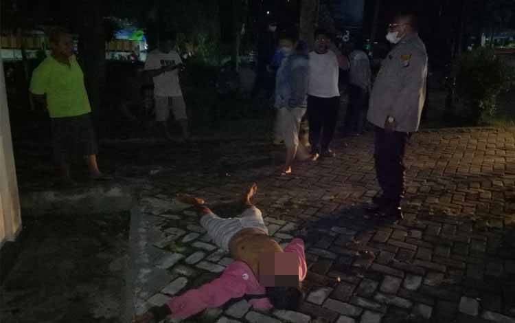 Seorang tukang parkir ditemukan tewas di dekat pos polisi Taman Kota Sampit
