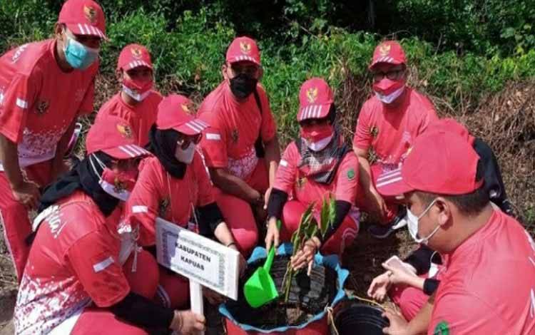 Kontingen Kapuas tanam pohon pada rangkaian kegiatan IKBAB di Kabupaten Seruyan, Rabu 27 Oktober 2021