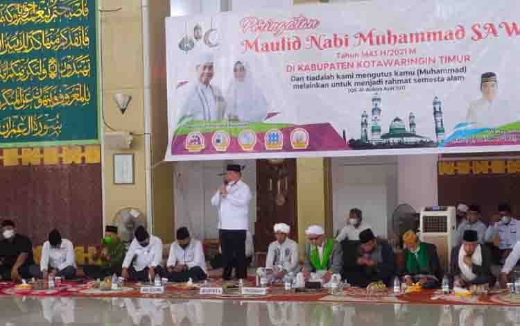 Bupati Kotim Halikinnor saat menyampaikan sambutan pada kegiatan Maulid Nabi Muhammad SAW. 
