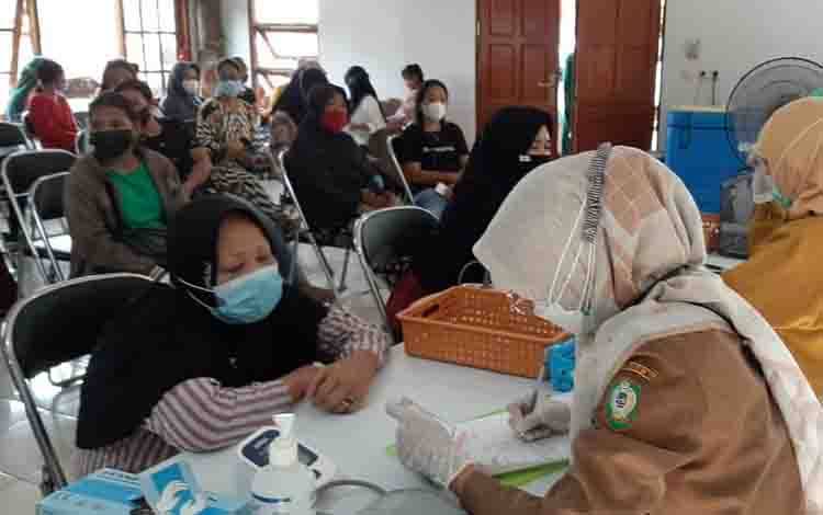 Antrean vaksinasi Covid-19 di Puskesmas Baamang I, Selasa, 26 Oktober 2021 lalu.