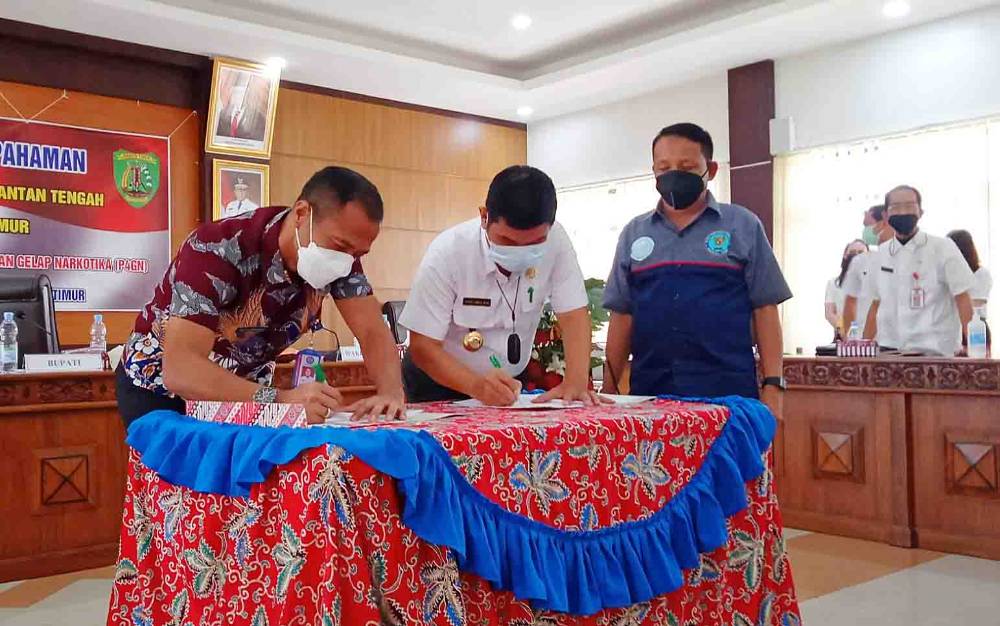 Penandatanganan MoU antara Pemkab Barito Timur dan BNNP Kalimantan Tengah bertempat di Ruang Rapat Bupati Bartim, Rabu, 27 Oktober 2021.