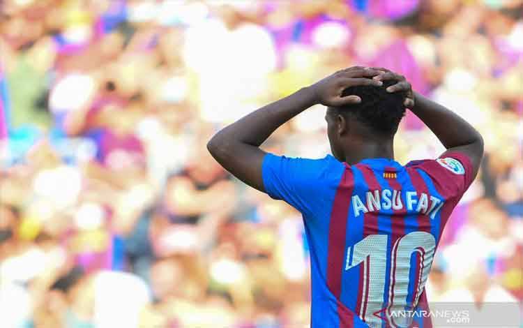 Gelandang serang Barcelona asal Spanyol, Ansu Fati saat bermain di laga El Clasico lawan Real madrid di Camp Nou pada 24 Oktober 2021. ANTARA/AFP/LLUIS GENE