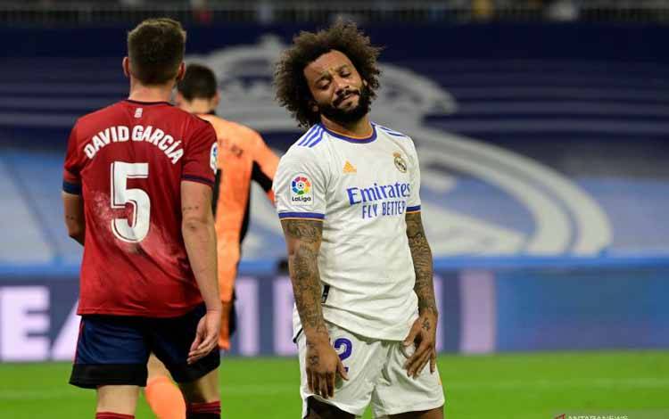 Ekspresi bek kiri Real Madrid Marcelo setelah gagal mencetak gol dalam pertandingan Liga Spanyol melawan Osasuna di Stadion Santiago Bernabeu, Madrid, Spanyol, Rabu (27/10/2021) waktu setempat