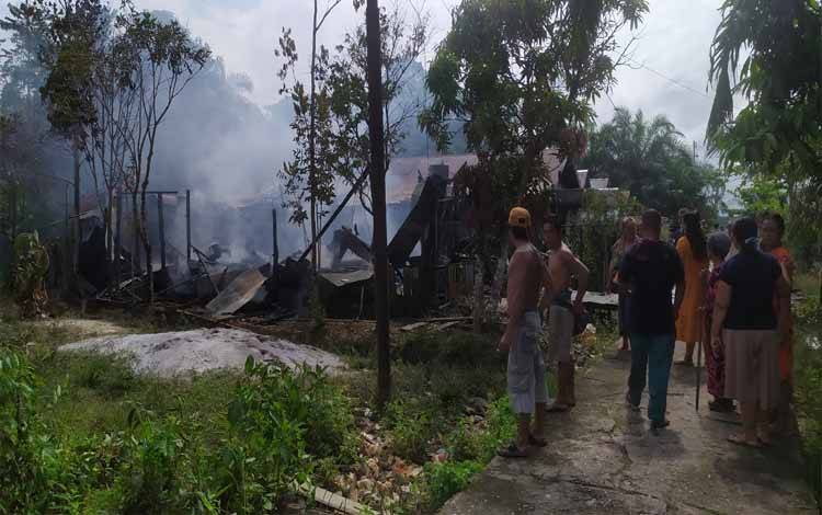 Warga memadamkan kebakaran di rumah Nenek Maspura dengan peralatan seadanya
