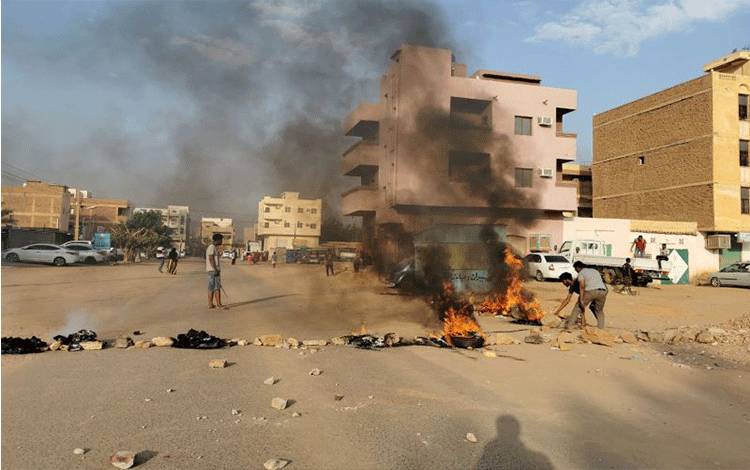 Barikade jalan dibakar saat kejadian yang disebut Kementerian Informasi sebagai kudeta militer berlangsung di Khartoum, Sudan, Senin (25/10/2021). ANTARA FOTO/REUTERS/El Tayeb Siddig/FOC/djo