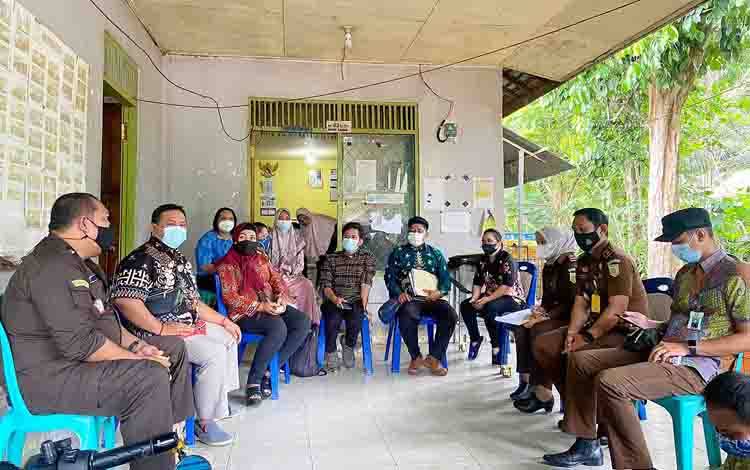 Kunjungan Tim Jaksa Pengacara Negara Kejaksaan Negeri Barito Timur ke Pemerintah Desa Banyu Landas.