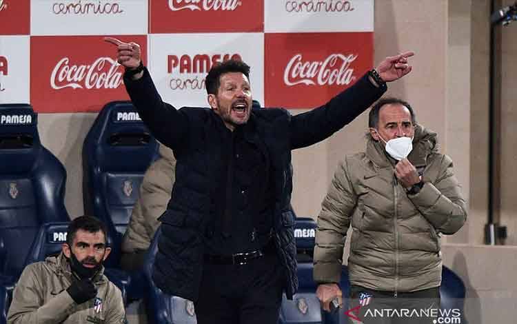 Pelatih Atletico Madrid Diego Simeone bereaksi saat menyaksikan pertandingan La Liga antara Villarreal vs Atletico Madrid di Estadio de la Ceramica, Villarreal, Spanyol, pada 28 Februari 2021. ANTARA/REUTERS/Pablo Morano