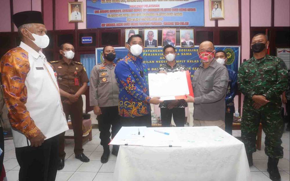 Penandatanganan perjanjian kerjasama antara Bupati Seruyan dan Ketua Pengadilan Negeri Sampit.