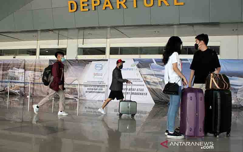 Sejumlah calon penumpang berjalan masuk ke dalam terminal keberangkatan di Bandara Internasional Sultan Hasanuddin, Maros, Sulawesi Selatan, Minggu (18/4/2021). (foto : ANTARA/ARNAS PADDA)