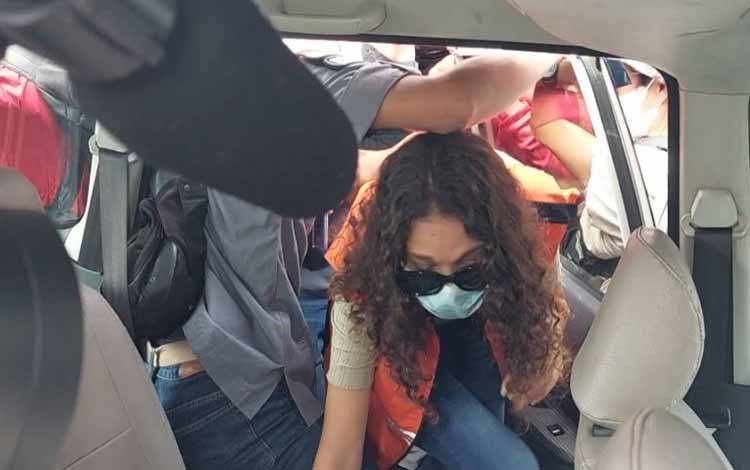 Heather Lois Mack saat masuk dalam mobil imigrasi Bali, Jumat (29/10/2021). ANTARA/Ayu Khania Pranisitha