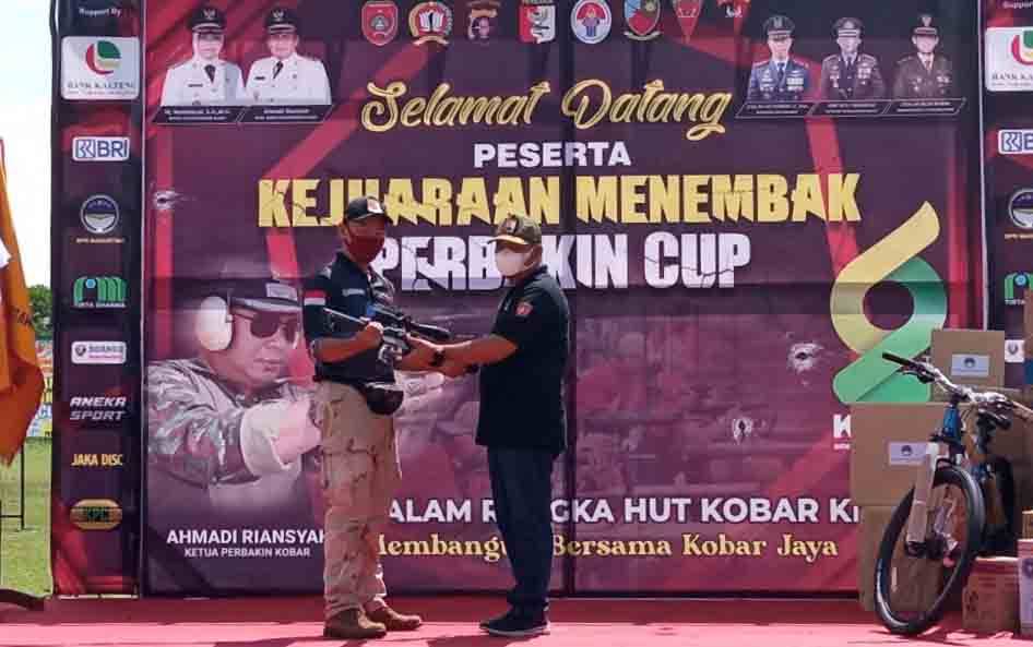 Wabup Kobar, Ahmadi Riansyah dalam pembukaan kejuaraan menembak Perbakin Cup dalam rangka HUT Kobar, Jumat, 29 Oktober 2021